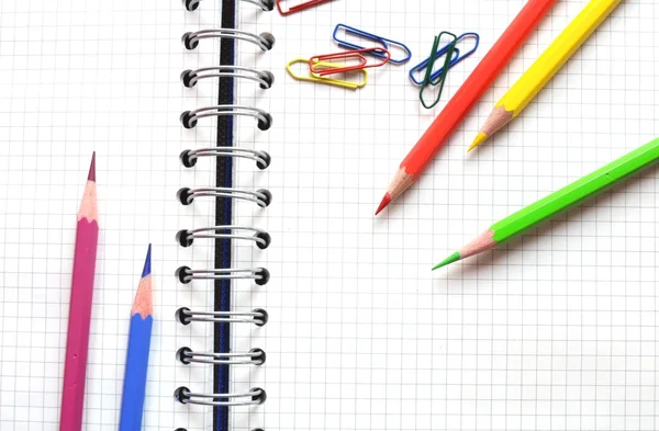 Бумага с карандашами — стоковое фото