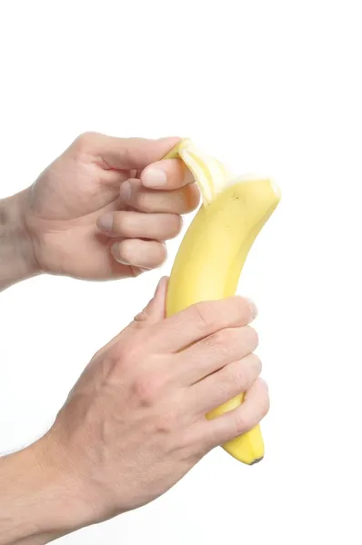 La mano apre una banana — Foto Stock