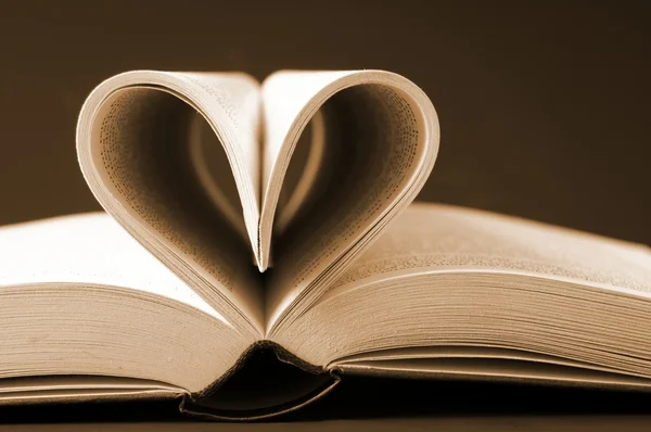 Kitap sayfaları ile yapılan kalp — Stok fotoğraf