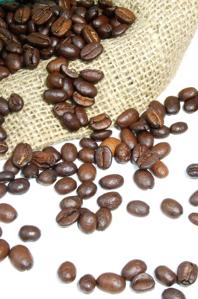 Granos de café y bolsa de arpillera —  Fotos de Stock
