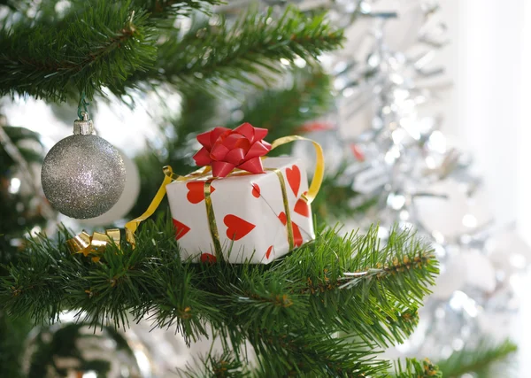Regalo en árbol de Navidad — Foto de Stock