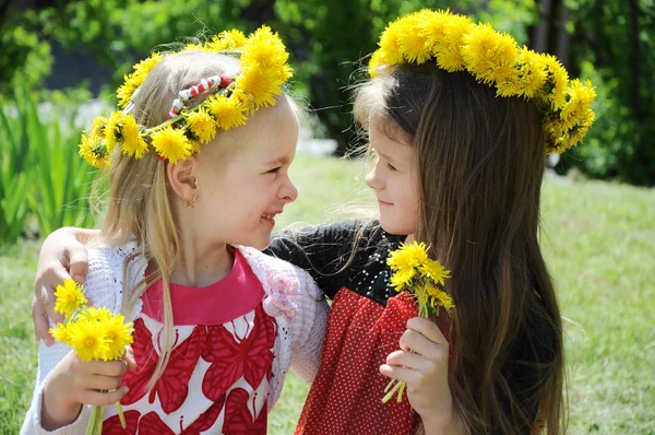 Mooie kleine meisjes in park — Stockfoto