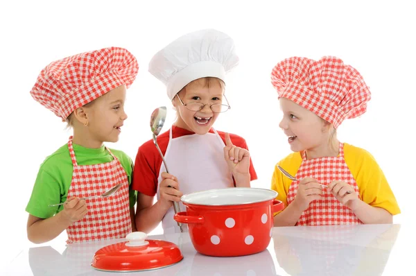 Trois petits chefs préparant la soupe — Photo
