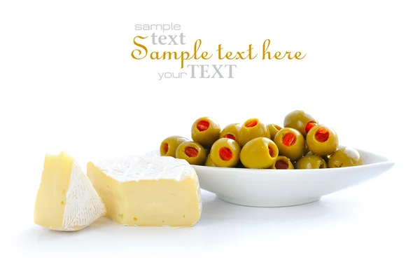 Olive verdi ripiene di pimento con le fette di formaggio — Foto Stock