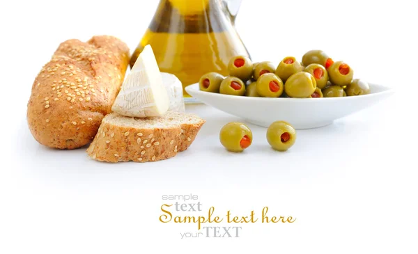 Zielone oliwki, olej, kromki chleba i sera — Zdjęcie stockowe