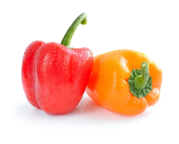 Orange och röd peppar isolerad på vit bakgrund — Stockfoto