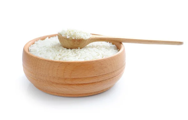 Ρύζι σε ξύλινο μπολ και κουτάλι απομονωθεί σε λευκό φόντο — Φωτογραφία Αρχείου