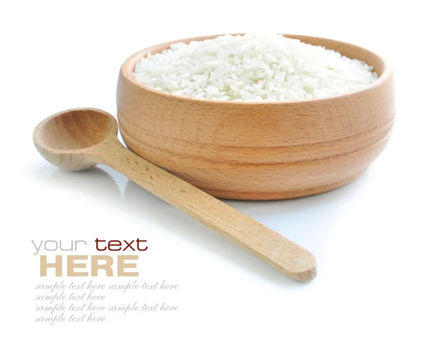 Reis in Holzschüssel und Löffel isoliert auf weißem Hintergrund — Stockfoto