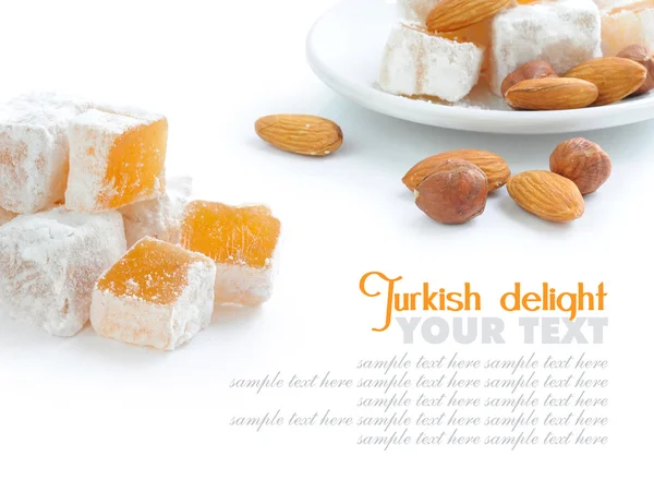 흰색 바탕에 견과류와 터키어 기쁨 (lokum) — 스톡 사진
