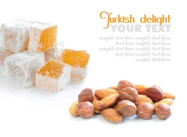 Delícia turca (lokum) com nozes sobre fundo branco — Fotografia de Stock