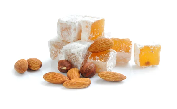 Turecký med (lokum) s ořechy na bílém pozadí — Stock fotografie