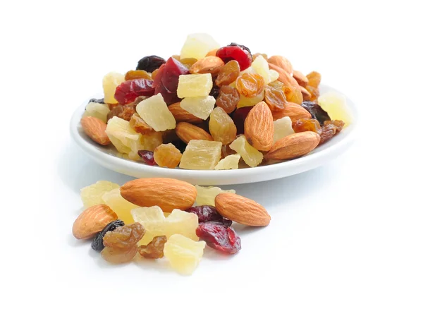 Bland nødder og tørre frugter på en hvid baggrund - Stock-foto