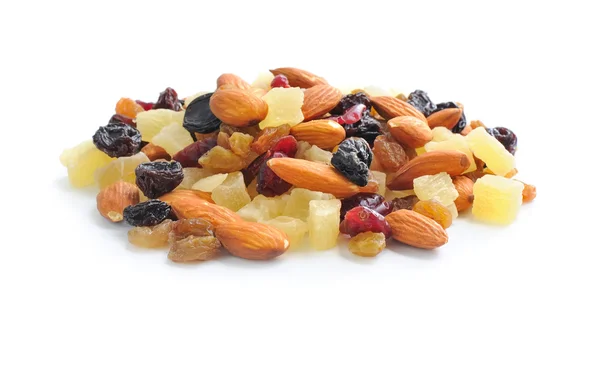 Blanda nötter och torra frukter på en vit bakgrund — Stockfoto