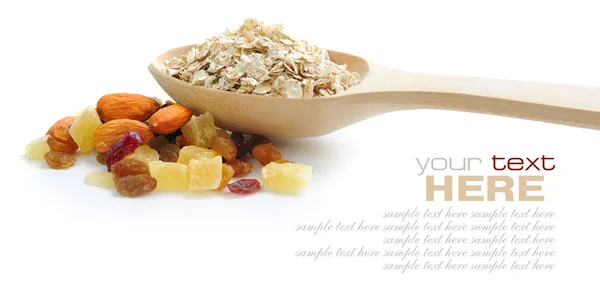 Fiocchi d'avena in cucchiaio di legno con noci mix e frutta secca su sfondo bianco — Foto Stock