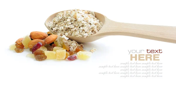 Copos de avena en cuchara de madera con nueces de mezcla y frutos secos sobre fondo blanco — Foto de Stock