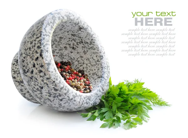 Argamassa de pedra com mistura de pimentas e vegetação de salsa sobre fundo branco — Fotografia de Stock