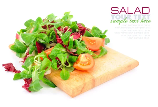 Свежий салат с помидорами на деревянной доске — стоковое фото