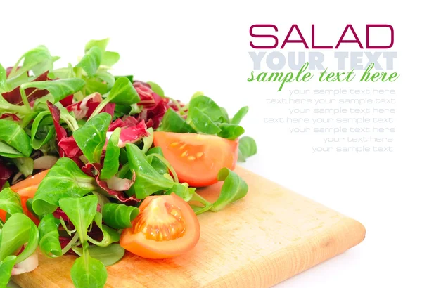 Świeża sałatka z pomidorów na desce — Zdjęcie stockowe