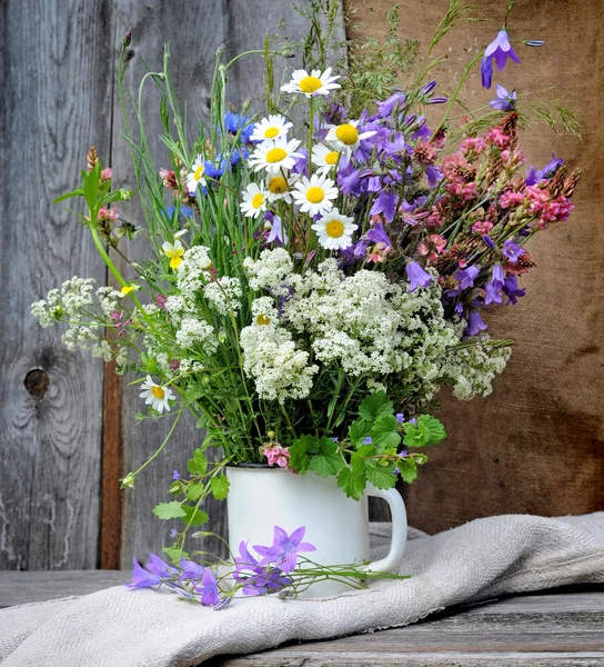 Vacker bukett av ljusa blommor — Stockfoto