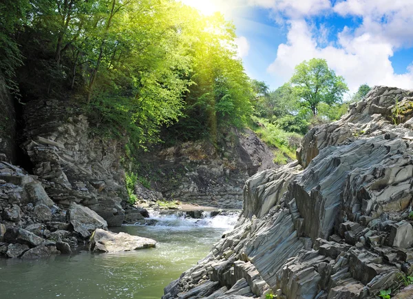 Cascada tranquila con rocas por un verano — Foto de Stock