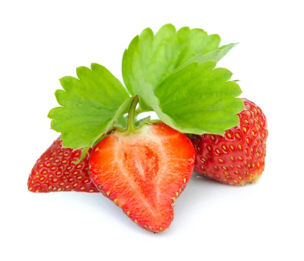 带有白色背景叶子的草莓 — 图库照片