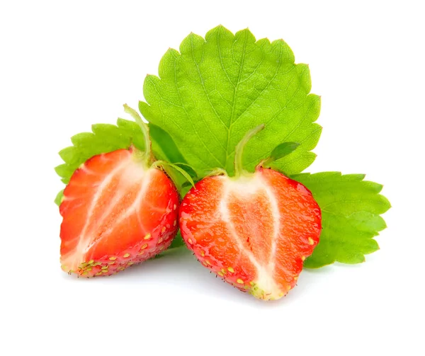 하얀 배경에 나뭇잎이 달린 딸기 — 스톡 사진