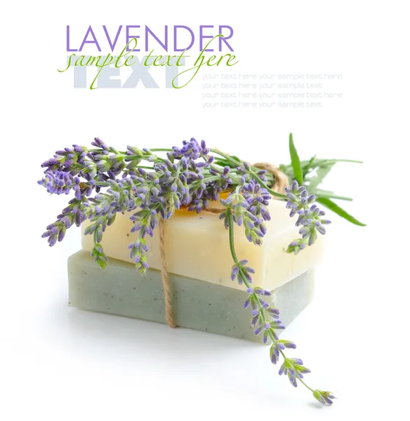Handgemachte Seife und Lavendelblüten auf weißem Hintergrund — Stockfoto