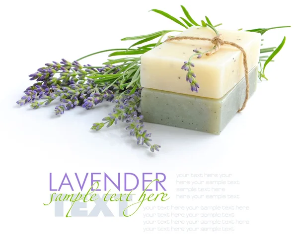 Handgemachte Seife und Lavendelblüten auf weißem Hintergrund — Stockfoto