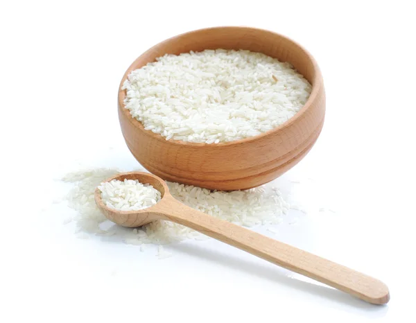 Рис в дерев'яній мисці і ложці ізольовані на білому тлі — стокове фото