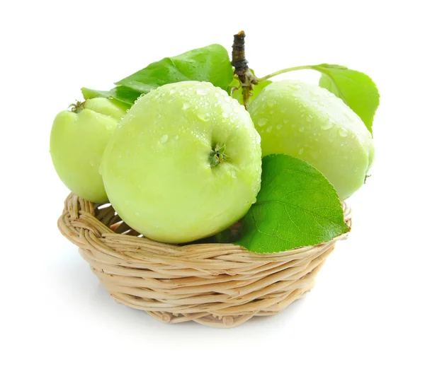 Свежие зеленые яблоки в маленькой корзине на белом фоне — стоковое фото