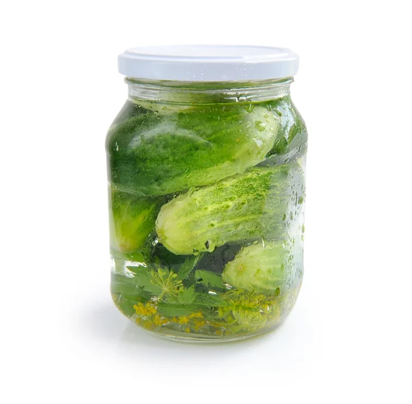 Glazen pot met gepekelde komkommers geïsoleerd op witte achtergrond — Stockfoto