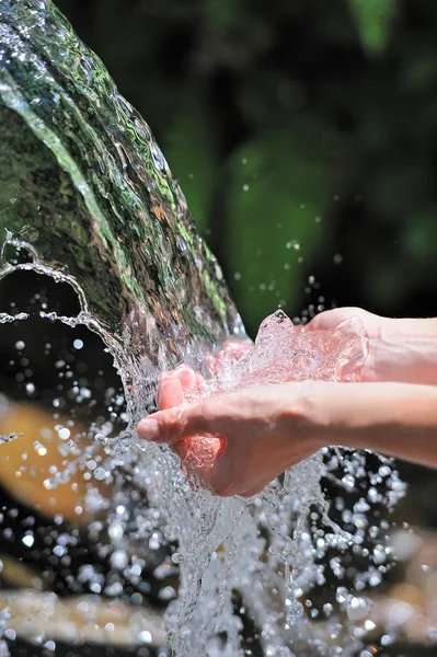 Ręce kobiety z plusk wody — Zdjęcie stockowe