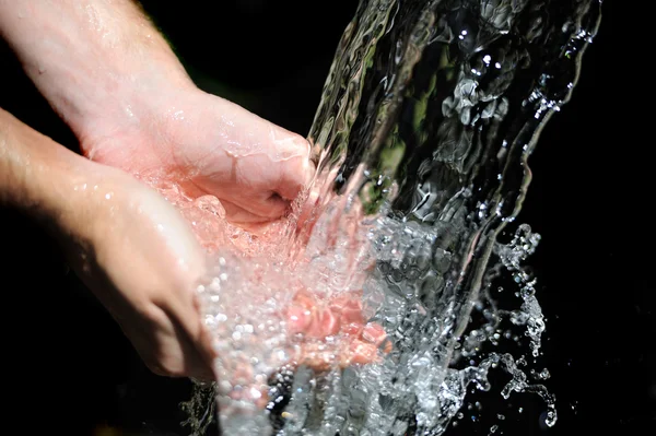 Las manos de la mujer con agua salpicada —  Fotos de Stock