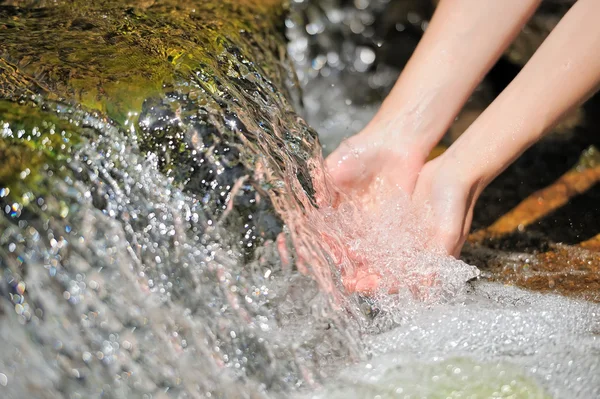 Las manos de la mujer con agua salpicada — Foto de Stock