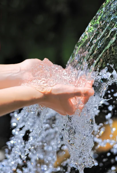 Žena ruce s stříkající vodě — Stock fotografie
