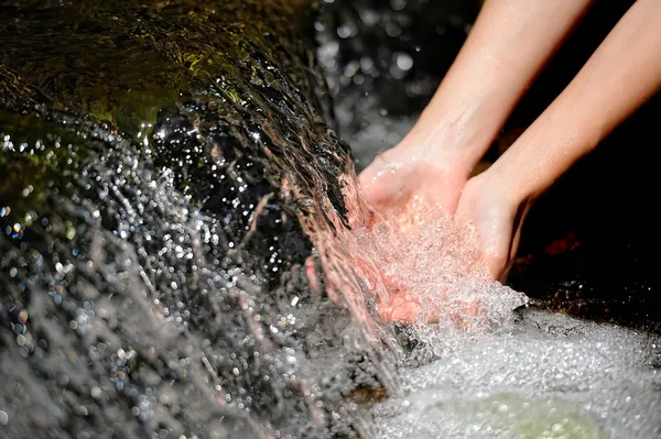Donna mani con spruzzi d'acqua — Foto Stock