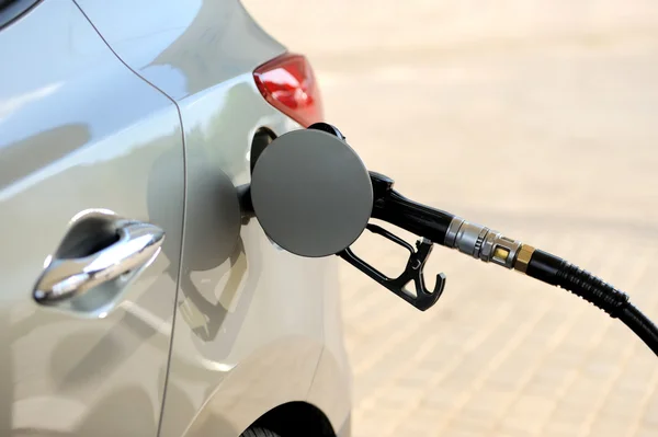 Llenar el combustible en la gasolinera — Foto de Stock