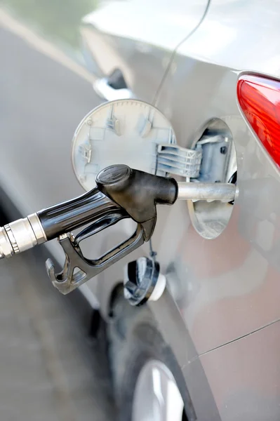 Påfyllning av bränsle vid bensinstationen — Stockfoto