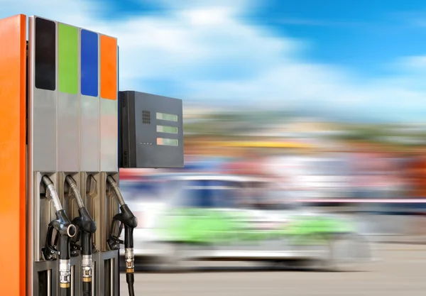 Pumpens munstycken i bensinstation — Stockfoto