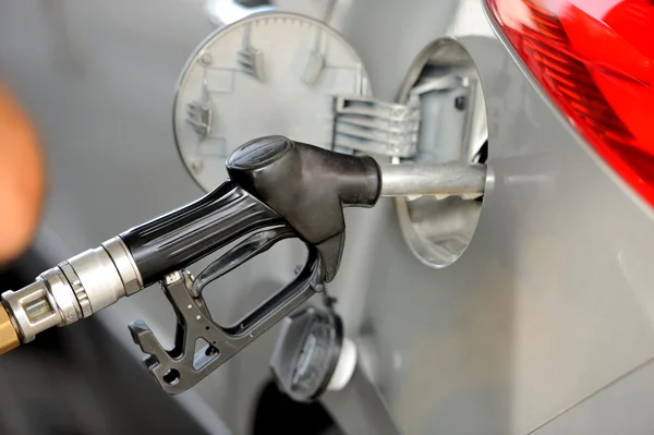Bil med en bensinpump — Stockfoto
