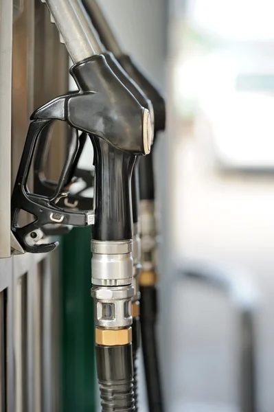 Pumpens munstycken på bensinstationen. kort skärpedjup med foc — Stockfoto