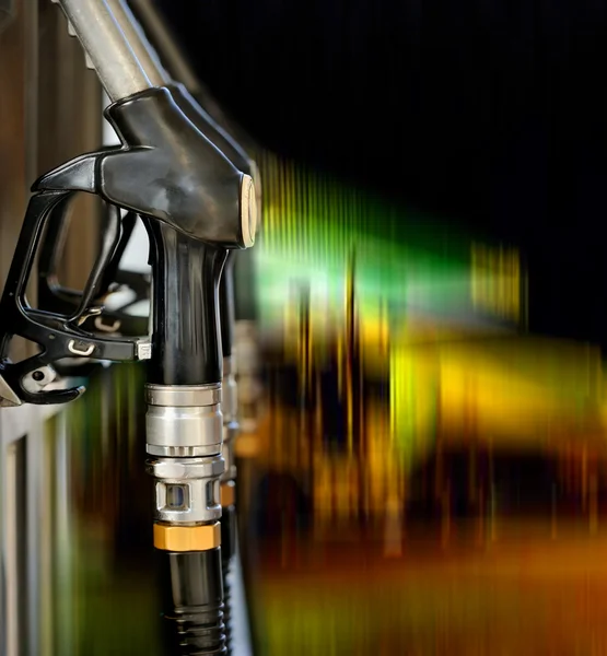 Pumpmunstycken vid bensinstationen — Stockfoto