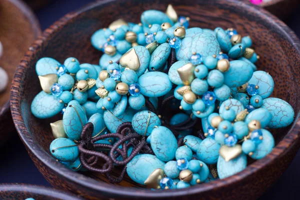 Adorável jóias de pedra coloridas e contas . — Fotografia de Stock