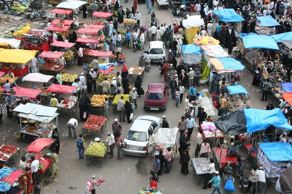 Gente comprando en el mercado callejero cerca de Charminar, Hyderabad, India durante el festival Ramzan — Foto de Stock