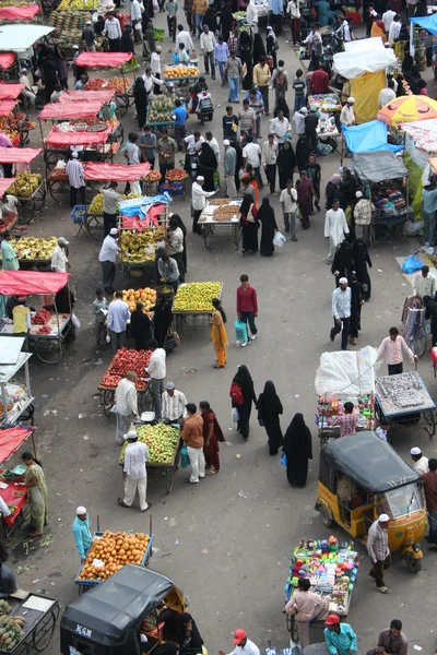 Mensen winkelen in de straatmarkt in de buurt van charminar, hyderabad, india tijdens ramzan festival Stockfoto
