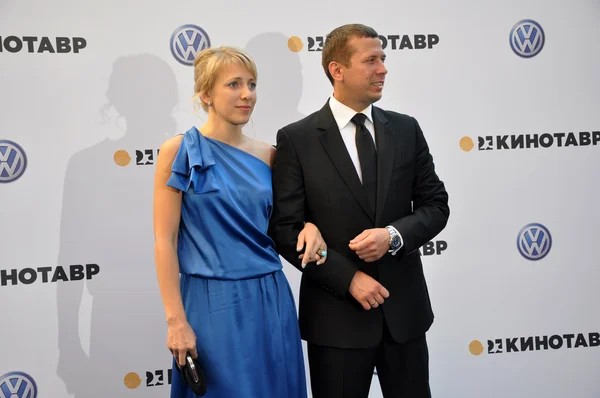 RÚSSIA, Sochi - 3 de junho: Merzlikin Andrew e sua esposa Anna Osokina no Open Russian Film Festival "Kinotavr" 3 de junho de 2012, Sochi, Rússia — Fotografia de Stock