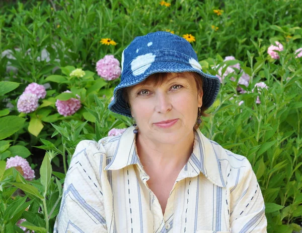 그녀의 정원에서 고위 여자 — 스톡 사진