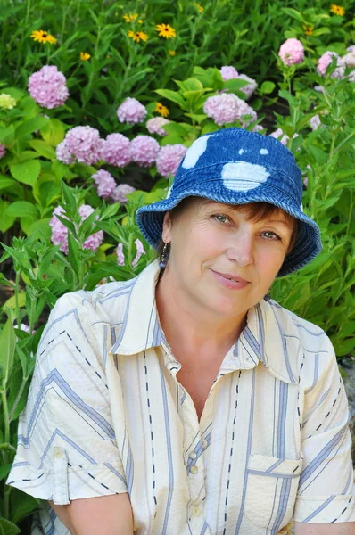 Middelbare leeftijd vrouw in jeans panama hat — Stockfoto