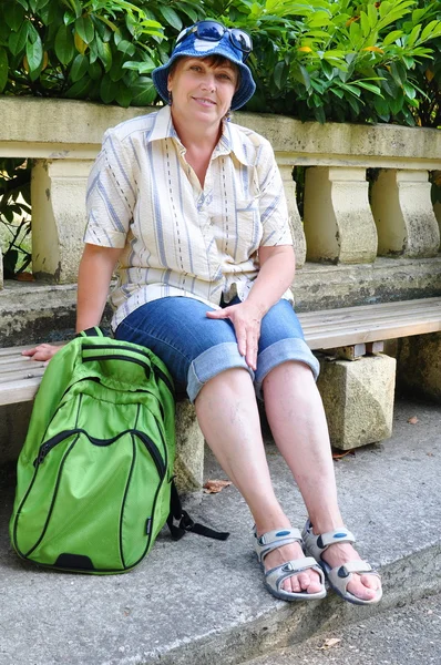 Турист средних лет с рюкзаком — стоковое фото