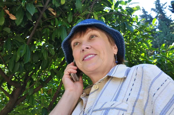Woman talking on a cell phone — Stock Photo, Image